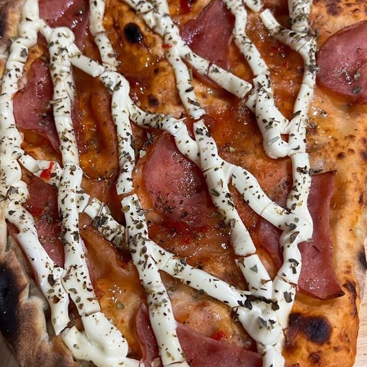 Molho de tomate italiano clássico, mussarela, Catupiry,   lombo canadense.