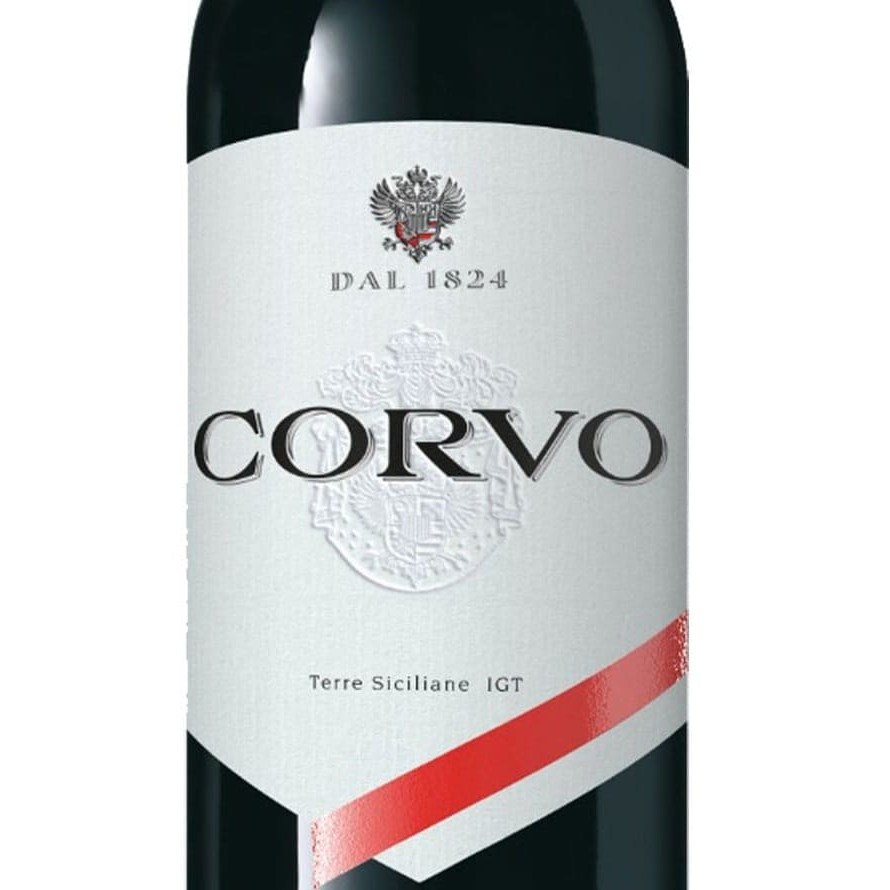 Um clássico da Sicília, o Vinho Corvo Rosso tem consistência de qualidade em cada garrafa, exaltando seu sabor e aroma, excepcionalmente agradáveis. Elaborado com a combinação de uvas da variedade Nero'Avola, Perricone e Nerello Mascalese. O tom vermelho rubi bastante vivo e com nuances grená chama a atenção dos amantes de vinho. Este é um exemplo da personalidade deste vinho originário da Sicília. É caracterizado pelo intenso e complexo aroma. Ao paladar chega um sabor seco, aveludado e com fortes nuances. Bastante agradável, o vinho Corvo Rosso mostra equilíbrio e muita sutileza. Provenientes das cultivadas vinhas da Itália, apresenta cores rubi intenso com toques granada e corpo médio, numa composição que ressalta seus aromas intensos, complexos e com notas de cerejas, proporcionando um paladar cheio, equilibrado, persistente e agradável. Aprecie uma taça com carnes vermelhas grelhadas assadas e queijos médios. Importado de Itália. Graduação Alcoólica: 12,5% Volume: 750 ml.