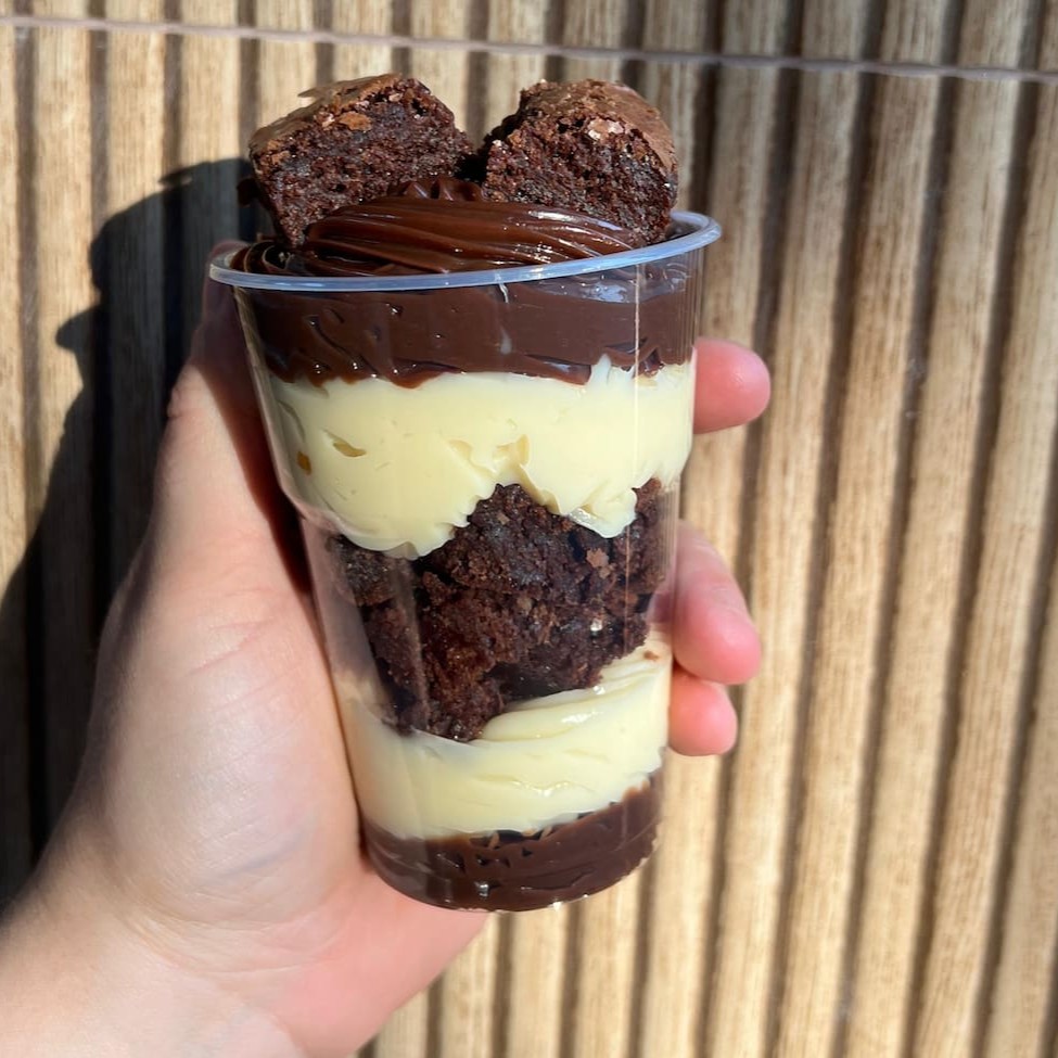 Copo de 200ml, compossto por camadas do nosso breigadeiro de Ninho e brigadeiro ao leite  com brownie feiro de chocolate nobre. Peso aprox de 270gramas.