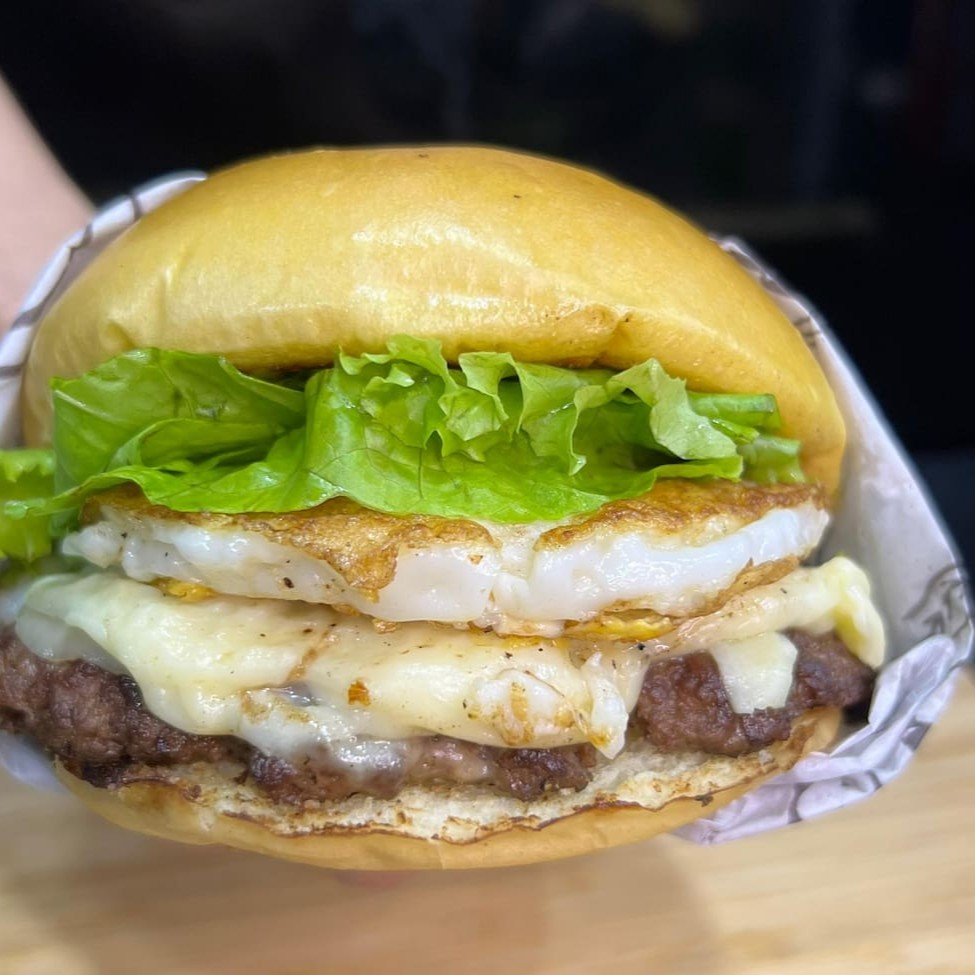 Pão de brioche, carne 100 Gr, queijo ovo e alface