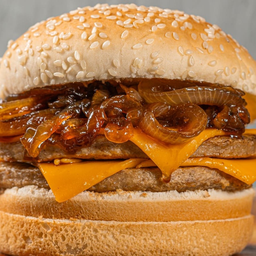 2 Carnes, 2 Queijos, Cebola Caramelizada. (Escolha seu molho).