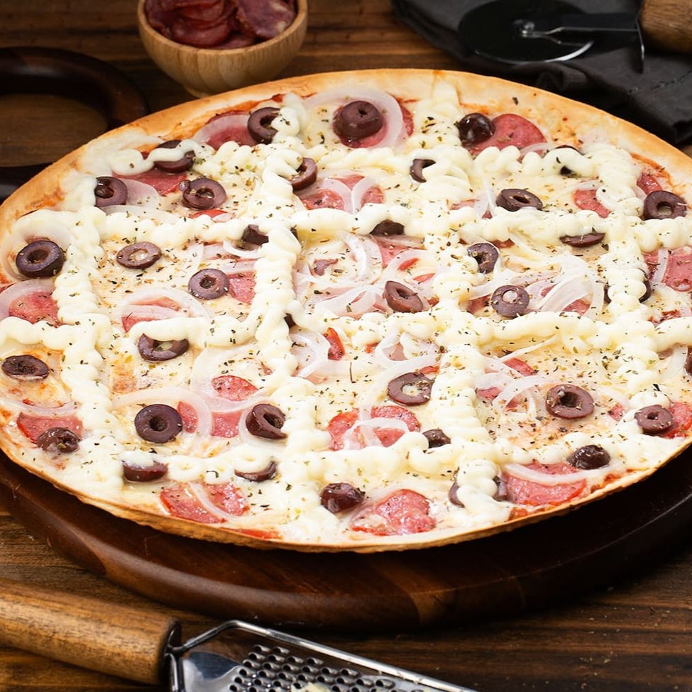 Escolha um sabor das 22 opções, com nossa massa super fina, leve, com borda crocante, produzidas de forma artesanal, uma massa exclusiva que só encontra aqui na Borda&Lenha! Ideal para 1 pessoa.