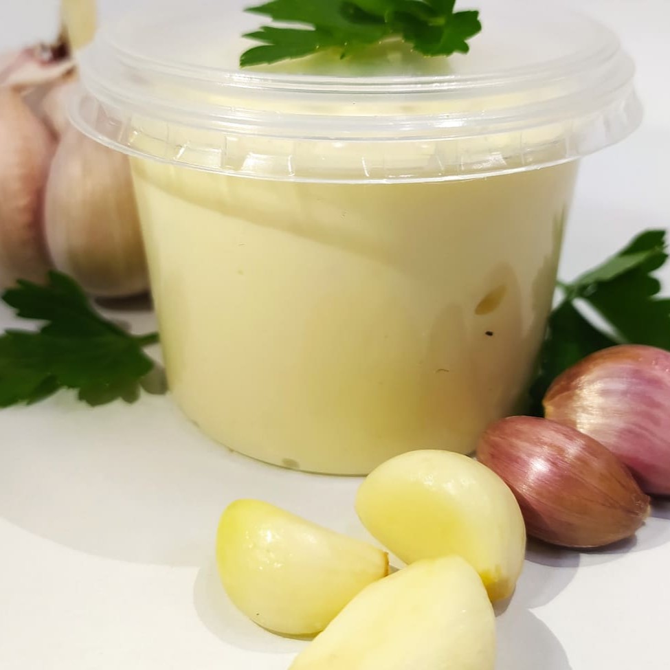 Desfrute de um potinho de 145ml de nossa Maionese de Alho Artesanal, meticulosamente preparada pelo nosso talentoso chef de cozinha. Esta delícia caseira é repleta de sabores autênticos e intensos, com o alho proporcionando um toque pungente e irresistível. Perfeita para complementar seus pratos e aperitivos, essa maionese artesanal é uma verdadeira experiência gastronômica que certamente irá realçar suas refeições. Adicione esse toque de mestre em seu pedido e sinta a diferença em cada mordida!
