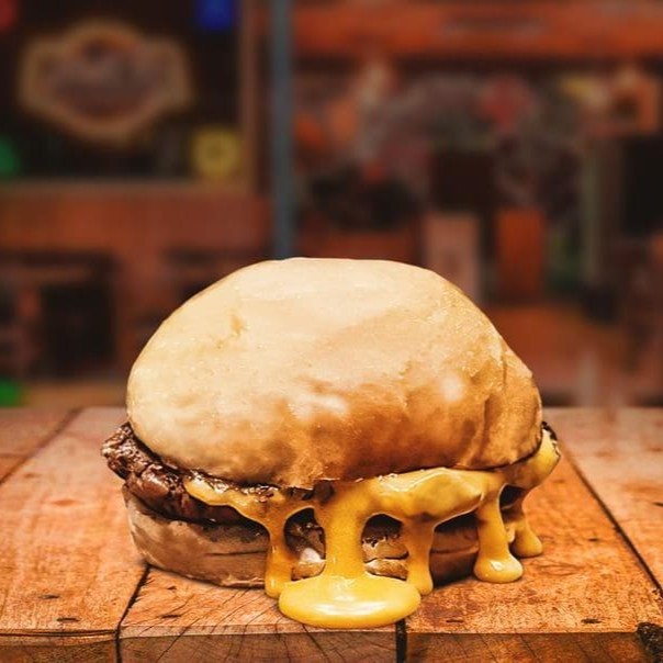 Pão, Blend de 100g Prensado na chapa com aquela crostinha e o nosso cheddar cremoso artesanal.