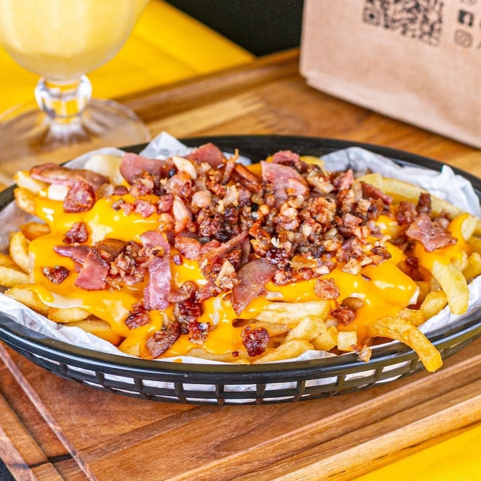 Apresentamos a nossa 'Batata Maluca Pequena', uma deliciosa porção de batatas fritas, preparadas com todo cuidado para garantir sua textura sequinha e crocante. Elas são generosamente cobertas com o irresistível Cheddar Polenghi, famoso por sua cremosidade e sabor único. Mas não para por aí, incluímos também uma generosa quantidade de bacon, cuidadosamente selecionado e preparado para garantir aquele crocante perfeito que todos amam. Finalizamos com a adição de mussarela derretida e calabresa fatiada, que conferem à porção um sabor ainda mais intenso e marcante. É a escolha ideal para quem busca um acompanhamento saboroso e repleto de personalidade.