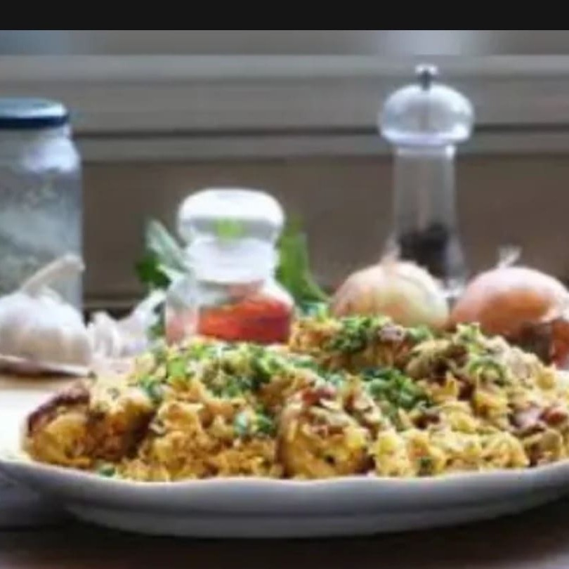 Arroz, coxa e sobrecoxa desossada, cebola, pimentão, salsa e cebolinha! Uma explosão de sabor! Aprox. 600g Serve até 2 pessoas Imagem meramente ilustrativa!