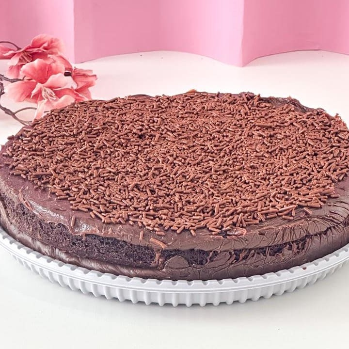 Sabe aquela torta que você fica babando? Nossa Torta Brownie com Brigadeiro, é simplesmente sensacional.  Serve 15 a 18 fatias, perfeita para sua comemoração.