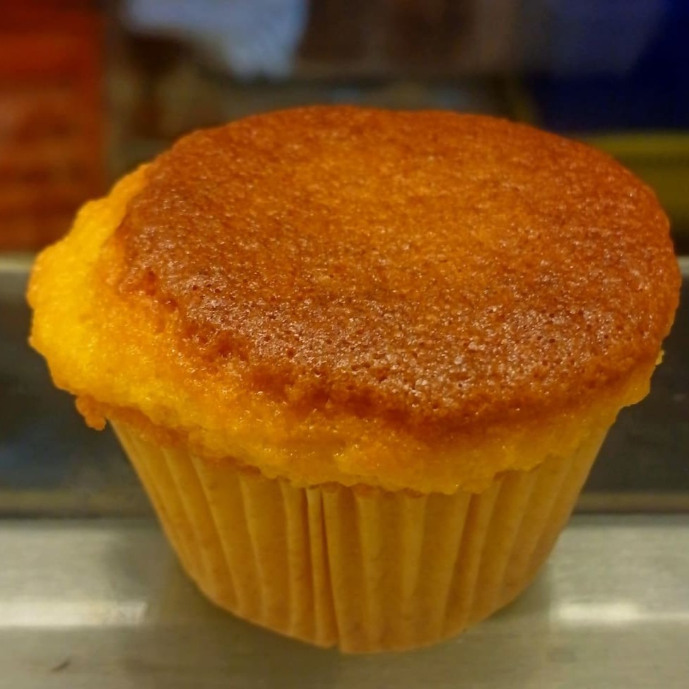 Apresentamos o nosso 'Bolinho Inglês de Cenoura', meticulosamente preparado em nossa produção própria. Esta deliciosa criação, inspirada nas autênticas receitas britânicas, é uma explosão de sabor e caráter único. A cenoura, estrela deste bolinho, traz uma suavidade irresistível que se harmoniza perfeitamente com o adocicado da massa. É um bolo de textura suave e aveludada, com um aroma cativante que irá seduzir o seu paladar. Perfeito para um lanche da tarde revigorante ou como sobremesa delicada após uma refeição. Experimente este pedaço da Inglaterra em nossa seção de 'Bolos de Produção Própria e Industrial'.