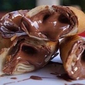 Harumaki de chocolate é um rolinho primavera frito recheado com chocolate crocante