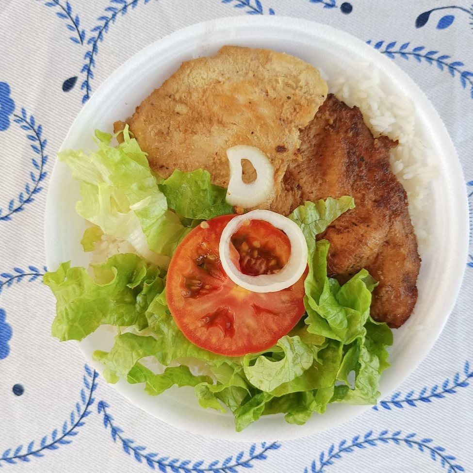 Acompanha: arroz, feijão e saladinha