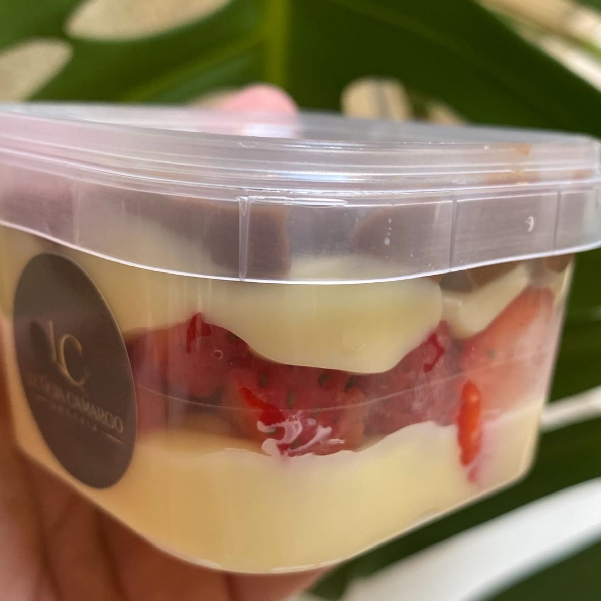 Morangos selecionadas, recheio cremoso de Ninho, recheio cremoso de brigadeiro, finalizado com granulado de chocolate nobre (Granule).