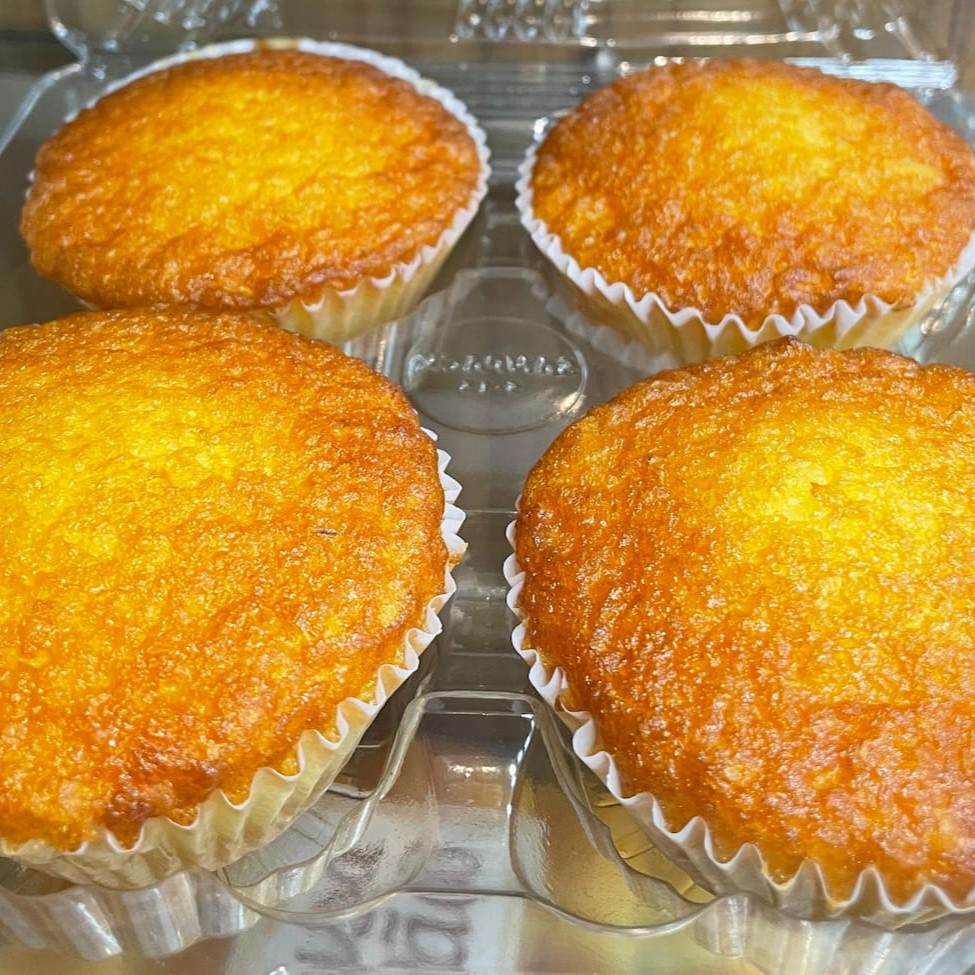 Clássico brasileiro com coco e leite condensado. Macio, docinho e perfeito pra dividir.