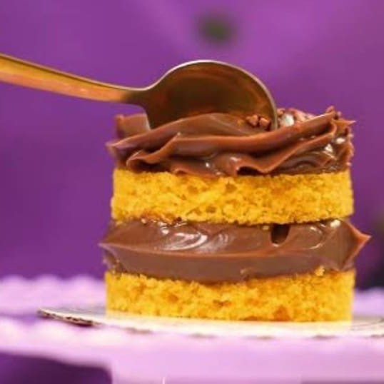 Forma: 10cm Massa: cenoura Recheio: Brigadeiro