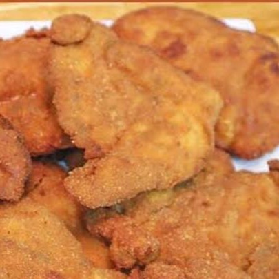 Arroz, feijão, macarrão, farofa e filé de frango milanesa