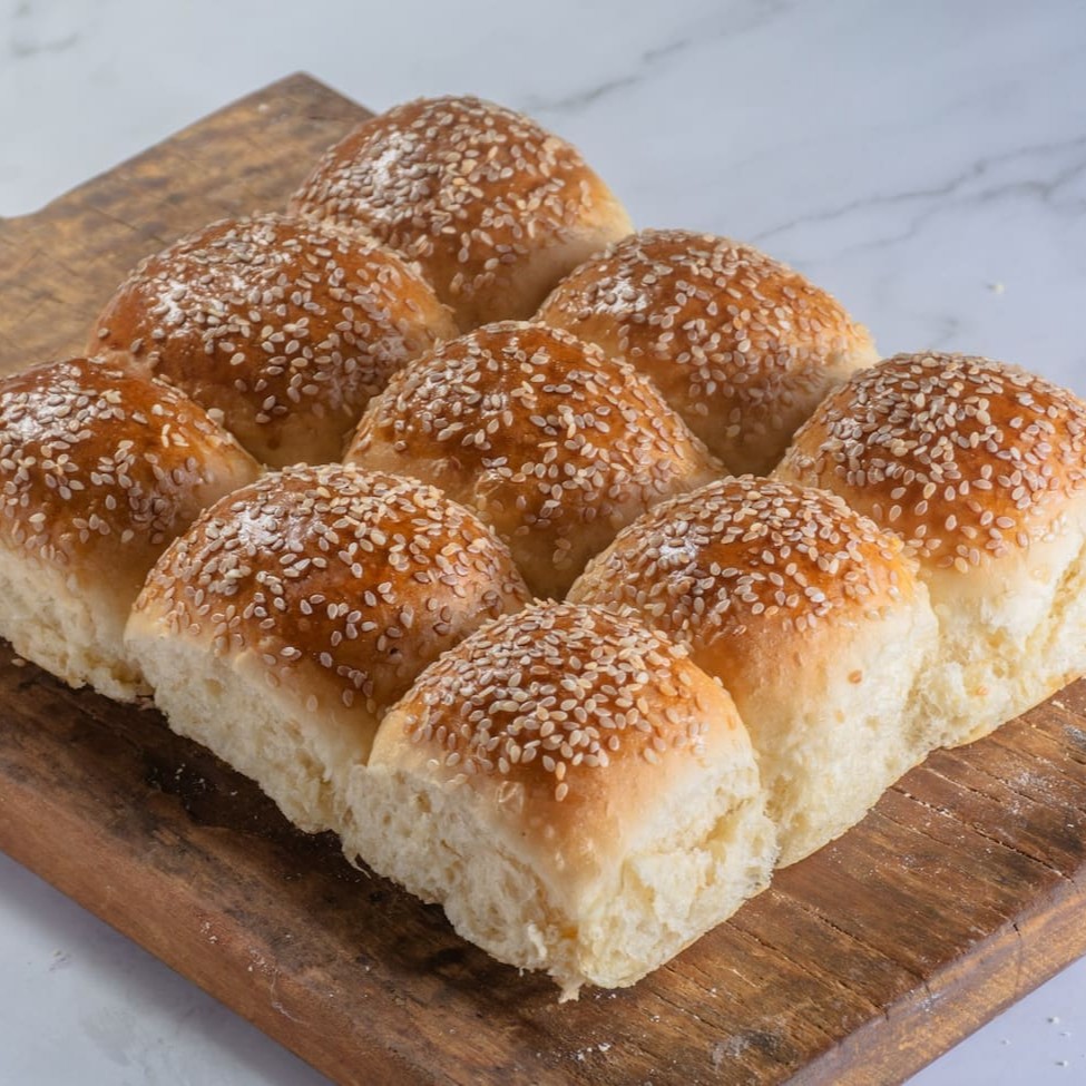 Pão brioche com gergelim, um delicioso pão com coco fresco. Nossos produtos são feitos diariamente.