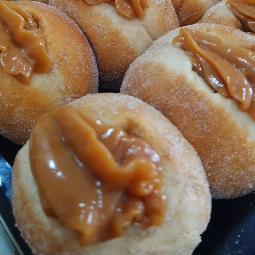 Tradicional sonho com massa própria , e recheios variados