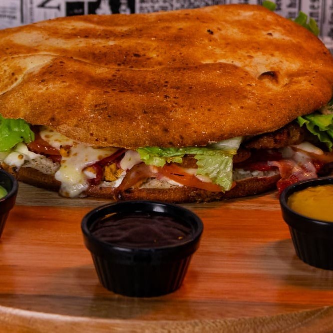 Mussarela, bacon, Catupiry Original, maionese,  ovo, tomate, alface, pão sírio