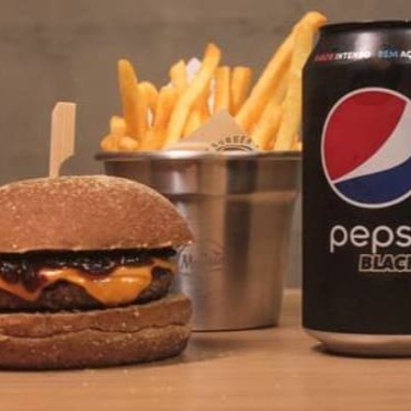 House Burger (Burguer de 120g black angus, queijo cheddar, deliciosas cebolas caramelizadas, molho especial a base de pimenta no pão australiano) + Batata p. + Bebida