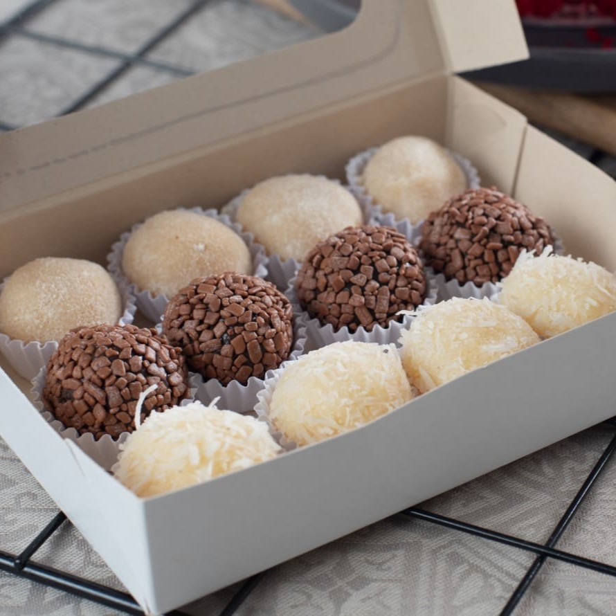 Caixa com deliciosos brigadeiros sabores sortidos!