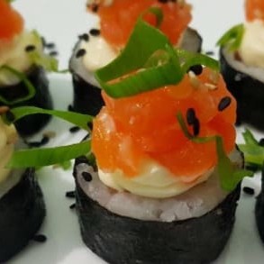 Arroz, salmão, cream cheese e salmão por cima