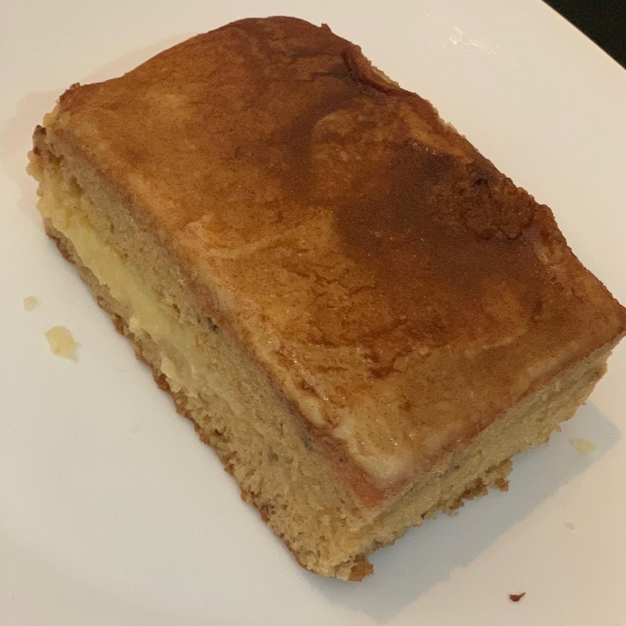 Bolo feito com farinha de rosca, canela em pó, açúcar mascavo e recheio de leite condensado
