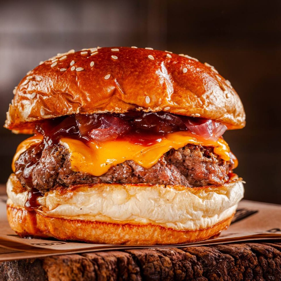 Blend 150g, cheddar ou prato, cebola caramelizada no mel, barbecue, no pão de brioche prime.