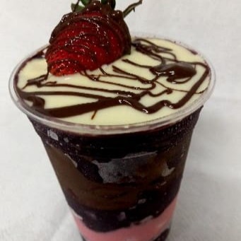 Copo com açaí, creme de morango, creme de avelã e creme Ninho Este Copo É Enviado Já Montado _ Não Podendo Alterar Ou Enviar Complementos À Parte.