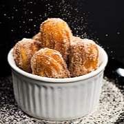 O delicioso churros do chef com recheio de doce de leite ou chocolate.