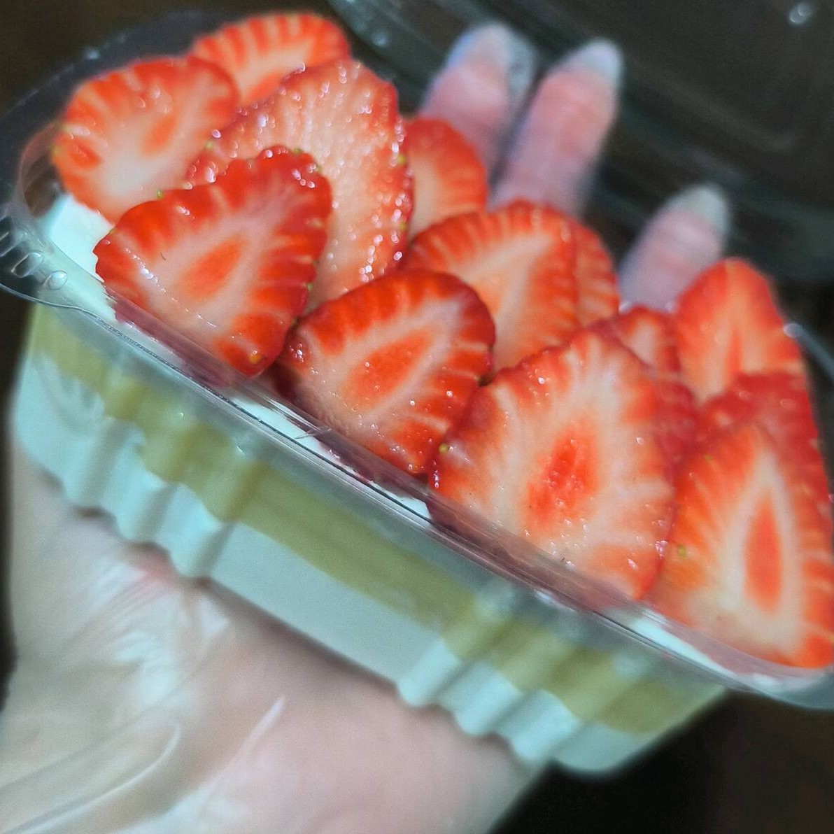 Mousse de Ninho brigadeiro de leite Ninho biscoito Maizena e Morangos frescos.