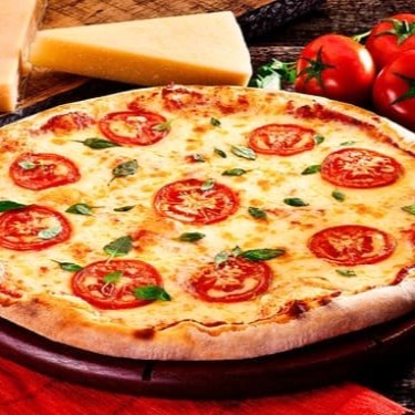 Mussarela, rodelas de tomate, manjericão e parmesão