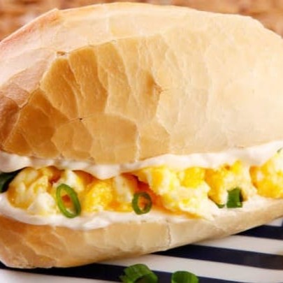Apresentamos o nosso 'Pão com Ovo', um clássico entre os 'Lanches da Casa'. Esta delícia é preparada na hora, garantindo assim a máxima frescura e sabor. O pão francês, crocante e dourado, abraça um ovo cuidadosamente preparado. O sabor é irresistível, uma combinação perfeita para um lanche rápido mas inesquecível. Desfrute deste simples e ao mesmo tempo, fantástico lanche, que tem o poder de conquistar todos os paladares.