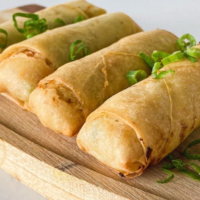 Harumaki de Legumes (2 unidades) Tradicional rolinho primavera recheado com uma seleção de legumes frescos, frito até ficar crocante e dourado.  Ideal para quem busca um aperitivo leve e saboroso.