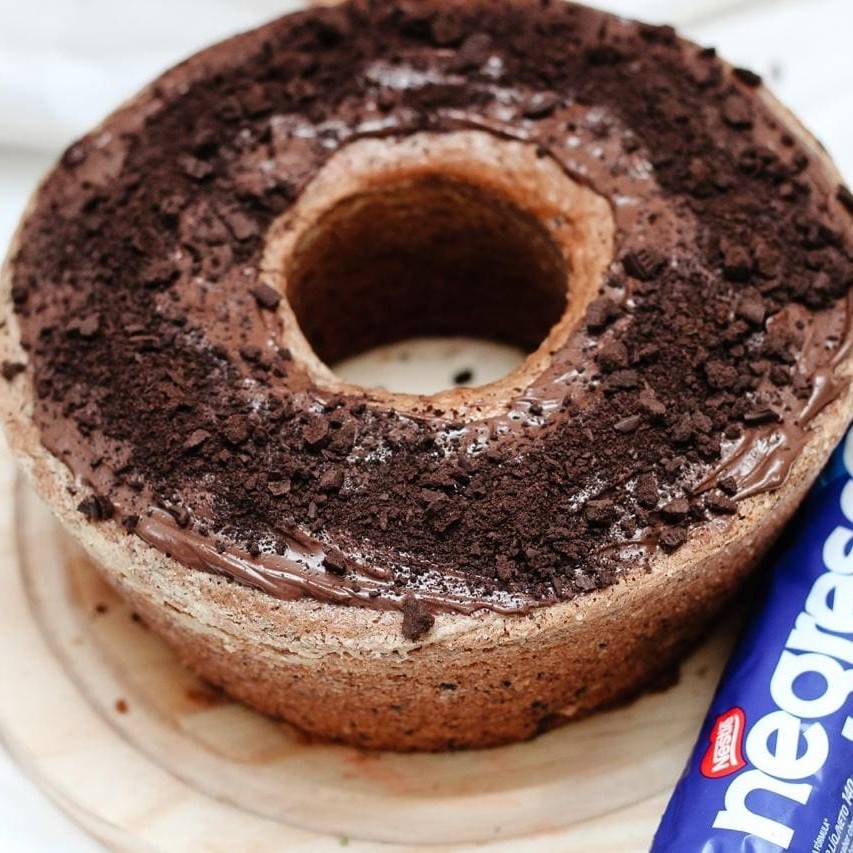 Bolo de chocolate com cobertura de avelã e Negresco, artesanal, com sabor surpreendente.