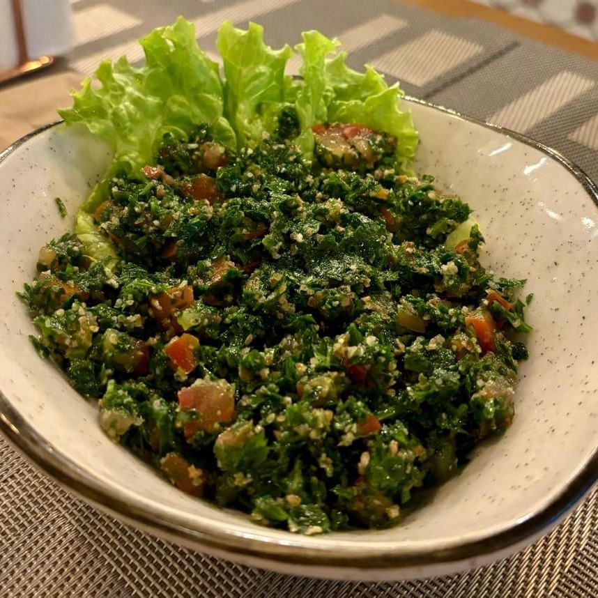 Trigo, salsinha e tomate