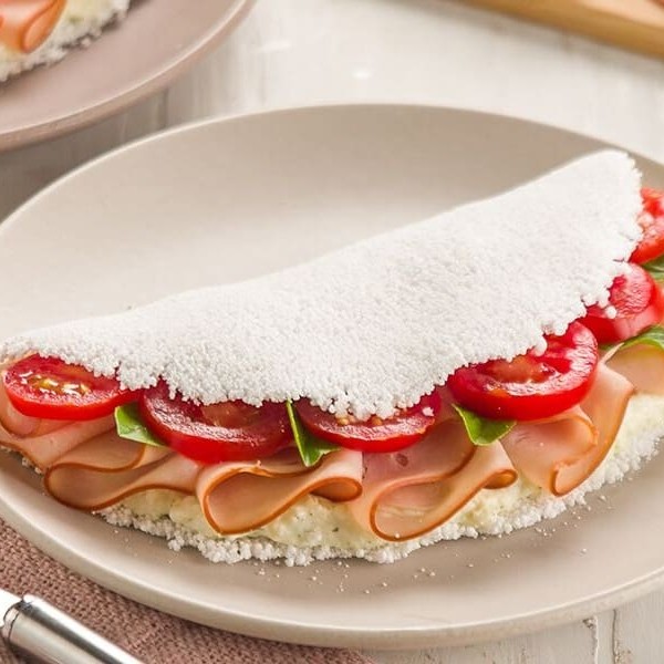 Queijo coalho derretido com peito de peru suculento, oferecendo uma experiência de sabor rica e deliciosa.