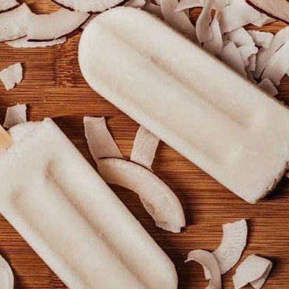 Delicioso Picolé de Coco feito com fruta de verdade.