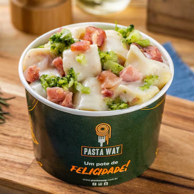 Canelone recheado com presunto e queijo, coberto com um delicioso molho branco e acompanhado de brócolis frescos e bacon crocante, criando uma experiência culinária irresistível e saborosa.

**fotos meramente ilustrativas - devido ao acondicionamento em embalagem e transporte o produto poderá não ter a mesma aparência da foto.