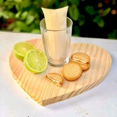 Massa muito cremosa feita com biscoito maisena e creme de limão, recheio explodindo de sabor com pedaços crocantes de biscoito.