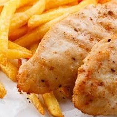 Filé de frango grelhado com arroz e uma guarnição a escolha