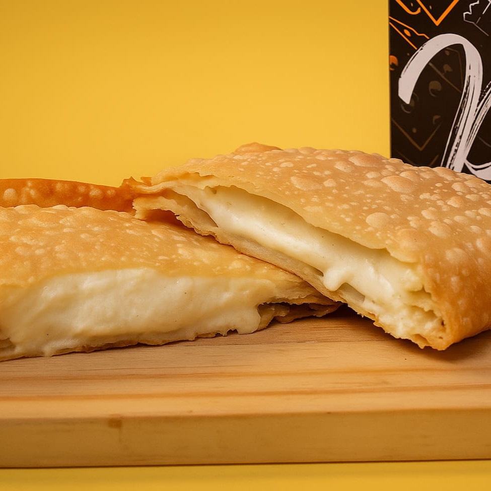 Massa caseira crocante e saborosa, recheado com queijo minas fresco.
