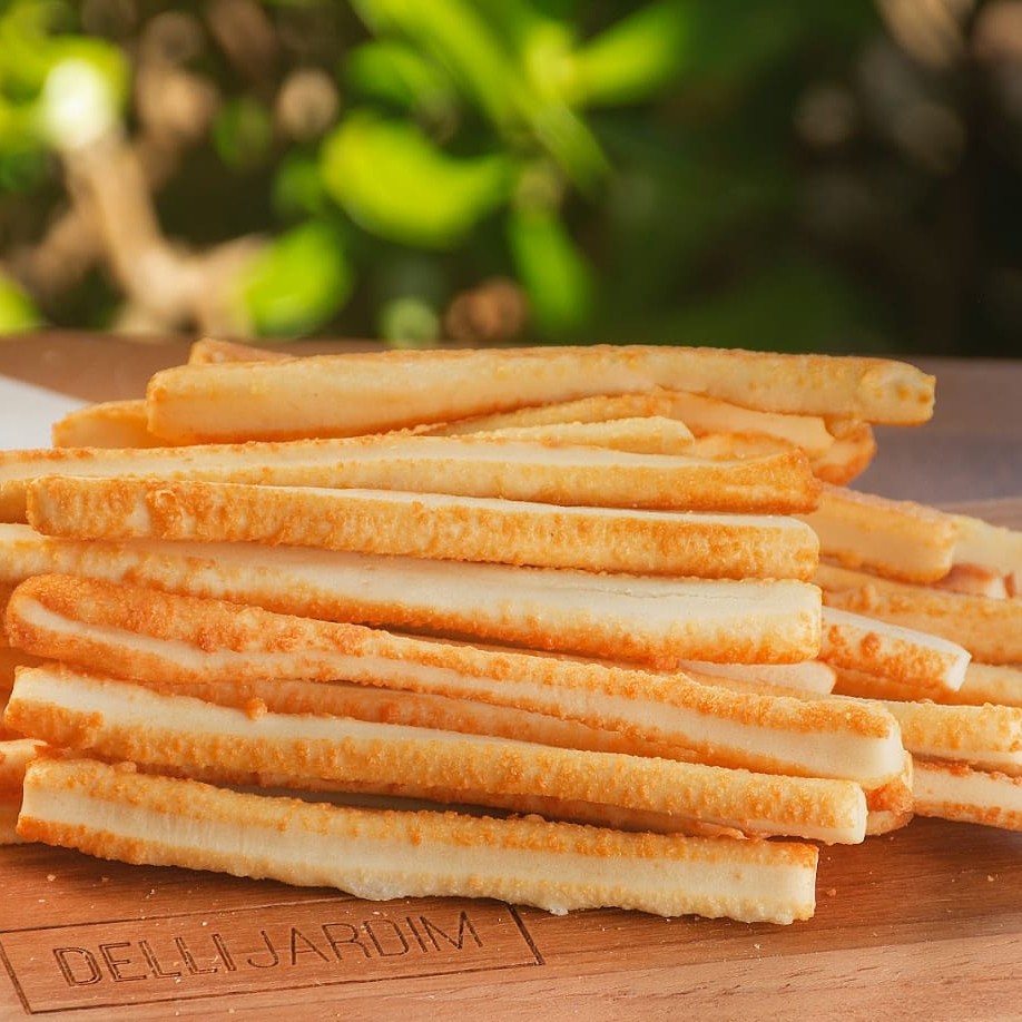 Palitos crocantes de queijo, perfeitos para aperitivos ou acompanhamentos.