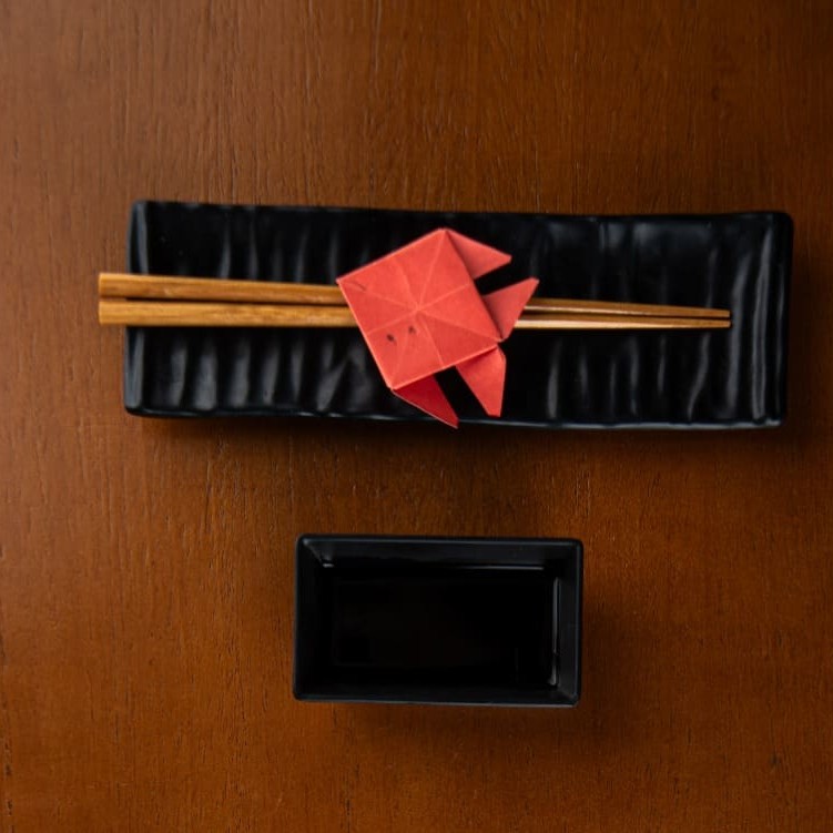 "Kit: Hashi, shoyo, guardanapo  (Teriaky, demais molhos e complementos, são vendidos separadamente na categoria ""Extras"")  Obs: Todo nosso site teve uma redução de preço imperdível! Além disso, todos os dias tem diversos produtos com descontos de até 50%!! Confira em www.zuisushi.com.br"