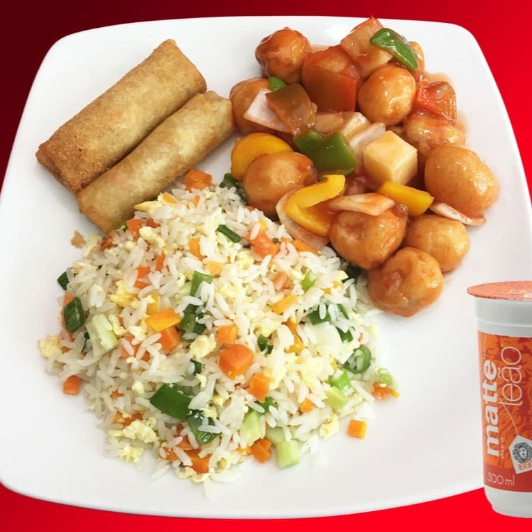 Frango acredoce c/arroz colorido ex jr,1 rolinho de legumes e um rolinho de chocolate + um Mate copo