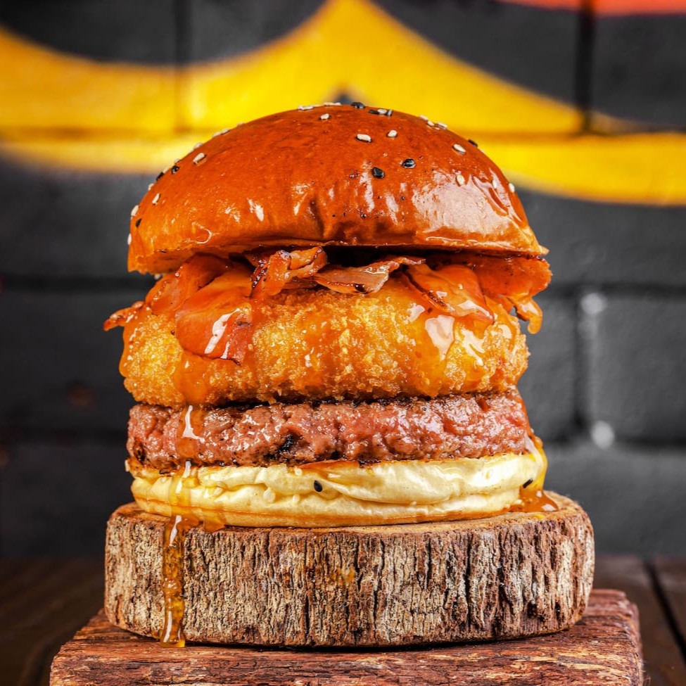 Brioche Prime, Angus 160g, bacon em fatias, Catupiry empanado e molho sweet chilli. Crocância, cremosidade e aquele toque agridoce que vicia.