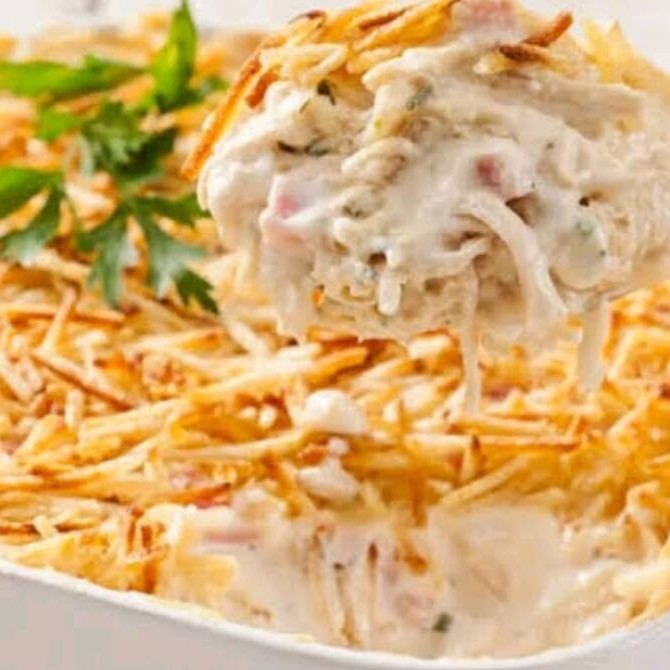 Fricassé de frango: Uma deliciosa opção de prato para quem busca sabor e conforto. Nossa versão de fricassé de frango é feita com pedaços suculentos de frango cozidos em um cremoso molho branco, e coberto por uma crosta gratinada. Uma combinação perfeita de texturas e sabores que certamente irá satisfazer seu paladar. Experimente essa opção clássica da culinária para uma refeição reconfortante. Acompanhado de arroz feijão macarrão farofa.