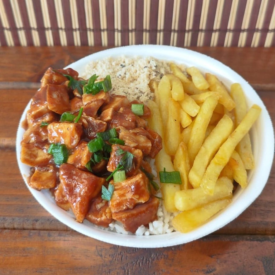 Deliciosas iscas de frango ao molho barbecue, com aquele toque agridoce irresistível, servidas com arroz branco soltinho, feijão preto caseiro, farofa da casa e batatas fritas fresquinhas e douradas. Tudo isso em uma porção caprichada de aproximadamente 750g, ideal para uma refeição completa e cheia de sabor!