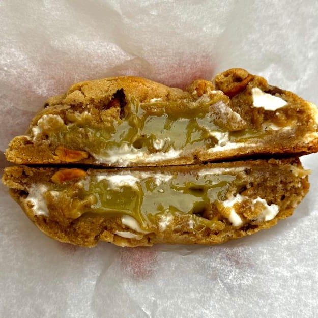 O tradicional Cookie de baunilha com pedaços de puro pistache tostados e gotas de chocolate branco recheado com o nosso irresistível creme de pistache :) A Cake Shot não altera e/ou adiciona ingredientes aos produtos já formulados. Escrevemos bilhetes Apenas na compra do mesmo que está disponível no começo do cardápio. -120g Cookie tradicional - Cookie - Chocolate branco - Pistache - Creme de pistache - Cookie de pistache - Promoção - Entrega grátis