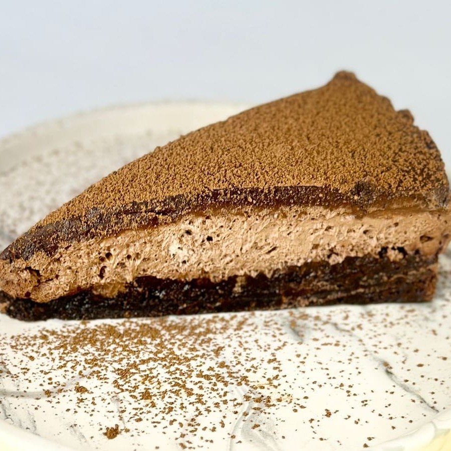 Base de brownie, mousse de chocolate, ganache de chocolate meio amargo finalizado com cacau em pó