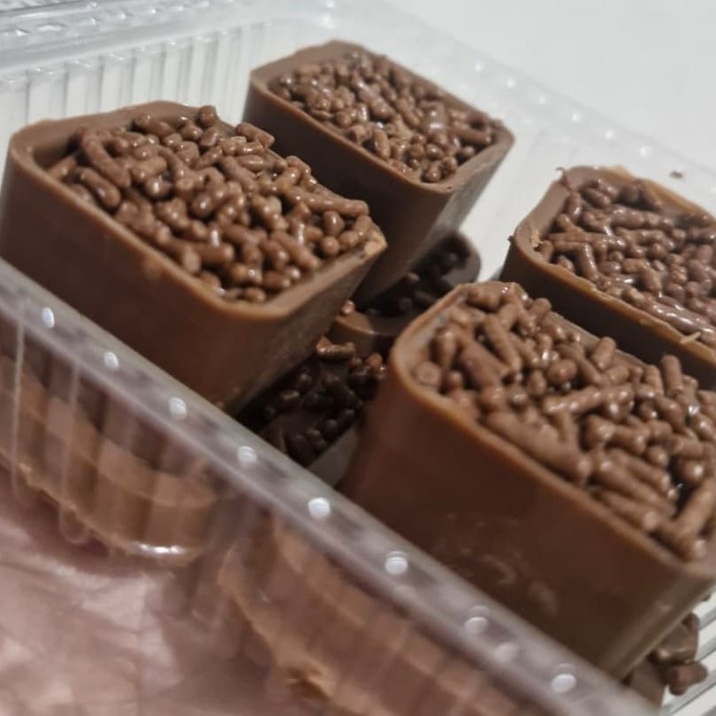 Bombom aberto com doce de leite Ninho e Nutella