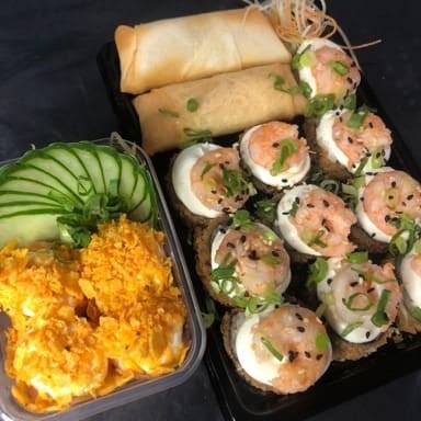 4 Joe Doritos 2 Harumak Camarão  10 Hot Camarão especial   obs: não colocamos gengibre e wasabi nos pedidos, caso queria que vá coloca na descrição, caso queria maior quantidade adicional.   Combos maiores tem tempo de entrega maior.  Atencão: não trocamos peças de combos.   Todos combos vão com um kit porém não obrigatório! Contém: 2 hashi, 3 sachê shoyu, 1 sachê tare, 1 nozuko, 1 teriak artesanal 30 ml.   Alguma intercorrências entrar em contato com número da loja! Ps: não costumamos responder chat.